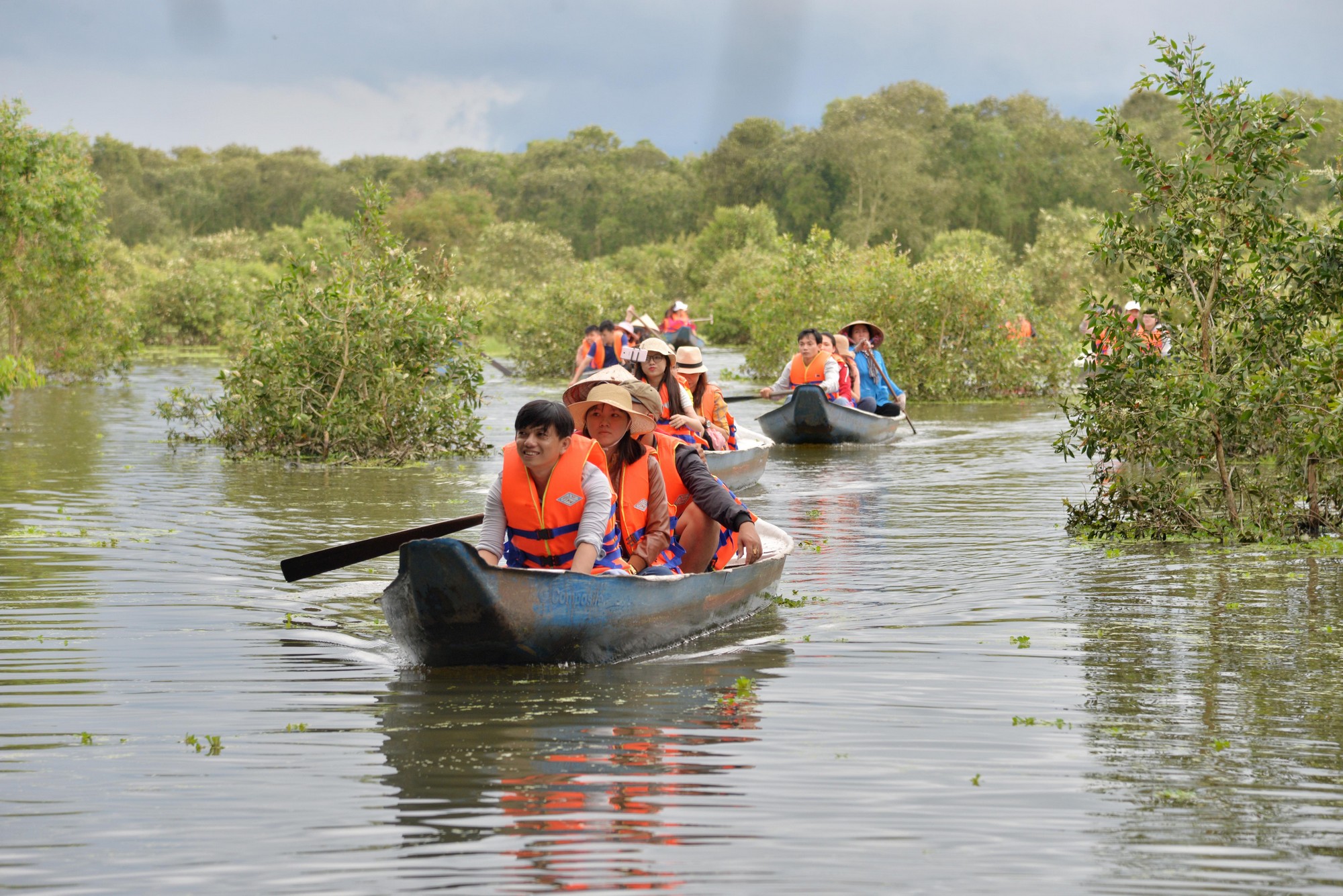 Du khách tham quan rừng tràm Trà Sư